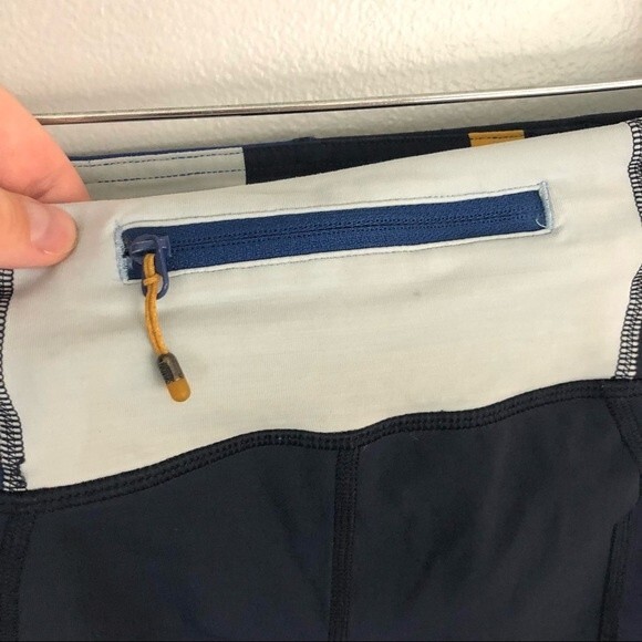 Lululemon Navy Run Inspire Crop II Size 6 - Picture 13 of 16